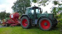 Fendt Favorit 818 mit Maisaussaatkombination gesehen bei der Kreistierschau des LK Fulda in Petersberg-Melzdorf, Juni 2014