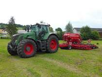 Fendt Vario mit HORSCH-Sämaschine, ausgestellt beim Ortsjubiläum von Unterweisenborn, Juni 2014