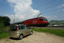 Toyota - Yaris Verso Bj. 2000. Die rote SBB Lok Re 460 gibt einen guten Kontrast zum goldenen Toyata ab. Aargau - Schweiz am 4.6.2007.