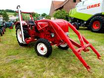 Porsche mit Frontlader, ausgestellt beim Ortsjubiläum von Unterweisenborn im Juni 2014