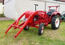 Porsche mit Frontlader, ausgestellt beim Ortsjubiläum von Unterweisenborn im Juni 2014