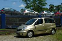 Toyota - Yaris Verso Bj. 2000. Der Autotransport auf Schienen bringt die franzsische Konkurrenz nach Basel. Aber so vielseitig wie der Toyata sind sie sicher nicht. Aargau - Schweiz am 12.6.2007.