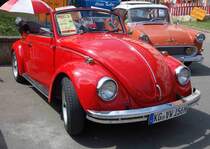 VW Käfer Cabrio, Bj. 1970, steht in Fladungen anl. der Oldtimerveranstaltung 2014