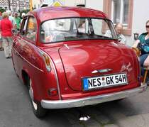 Lloyd Alexander steht inmitten der Besucher bei den Fladungen Classics 2014