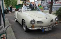 Karmann Ghia steht an der Tankstelle bei den Fladungen Classics 2014
