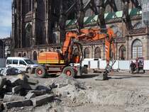 Baustellenszene mit COLAS-Bagger am Straßburger Münster, 1.10.12