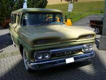GMC Suburban Carryall. 1960 - 1961. Die Suburban Baureihe von Chevrolet bzw. parallel von GMC gilt als Vorläufer unserer heutigen SUV`s. Hier wurde ein Modell der sechsten Generation, aus dem Baujahr 1960 abgelichtet. Der 5.735 cm³ V8-motor leistet 223 PS. US-cartreffen Centro Oberhausen am 19.07.2014.