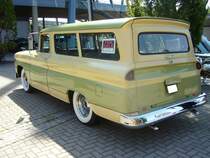 Heckansicht eines GMC Suburban Carryall des Jahrganges 1960. US-cartreffen Centro Oberhausen am 19.07.2014.