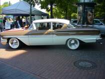 Chevrolet Series 1500/1600 Biscayne twodoor Sedan des Modelljahres 1958. Die Baureihe Biscayne war die mittlere Ausstattungsvariante dieses Modelljahres. Die Biscayne Modelle waren immer zweifarbig lackiert. Darunter rangierte Del Ray, darüber Bel Air. Series 1500 Autos sind mit einem 3857 cm³ großen 6-Zylinderreihenmotor, der 145 PS leistet ausgerüstet. Die Series 1600 Modelle werden von V8-Motor mit 4635 cm³ Hubraum mit 185 PS angetrieben. Ein solcher zweitüriger Sedan war ab US$ 2101,00 zu haben. US-cartreffen Centro Oberhausen am 19.07.2014.