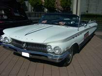 Buick Series 4800 Electra 225 Convertible des Jahrganges 1960. Der Electra 225 war das Spitzenmodell dieses Buick Modelljahrganges. Die 225 in der Modellbezeichnung weist auf die Gesamtlänge des Wagens = 225 Zoll (5,72 Meter) hin. Der V8-motor mit 6.6l Hubraum leistet 325 PS. US-cartreffen Centro Oberhausen am 19.07.2014.