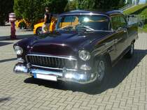 Chevrolet Series 2400 C Bel Air Hardtop Sport Coupe des Jahrganges 1955. Von den 1830038 Autos die Chevrolet im Jahr 1955 verkaufte entfielen 185.562 Stück auf diese Karosserievariante. Der Einstiegspreis für dieses Modell betrug US$ 2067,00. Man konnte wahlweise einen 6-Zylinderreihenmotor oder einen V8-motor ordern. US-carmeeting Centro Oberhausen am 19.07.2014.