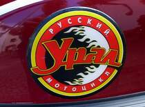 Ural, Tankemblem an einem Motorrad der russischen Firma (Nachbau der BMW 650er Boxer), Juli 2014