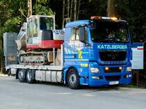 MAN TGX26-440 hat einen Takeuchi-TB1140 auf seiner Ladefläche; 140715