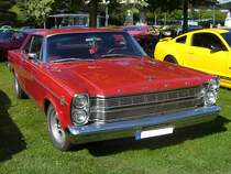 Ford Galaxie 500 Coupe des Modelljahres 1966. In diesem Modelljahr konnten die Käufer zwischen einem 6-Zylinderreihenmotor und sechs verschiedenen V8-motorvarianten wählen. US-carmeetig Centro Oberhausen am 19.07.2014.