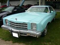 Chevrolet Monte Carlo Landaulet von 1977. Der Monte Carlo wurde bereits 1969 als Luxus Coupe am Markt platziert. Hier wurde ein Landaulet Coupe, erkenntlich am  halben  Vinyldach. Es waren zwei V8-motoren lieferbar: 5.000 cm³ mit 145 PS und 5699 cm³ mit 170 PS. Die Landaulet Modelle waren grundsätzlich mit den sonst aufpreispflichtigen Turbine II Radkappen ausgerüstet. US-carmeeting Centro Oberhausen am 20.07.2014.