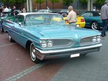 Pontiac Series 21 Catalina Sport Coupe des Modelljahres 1959. Die Catalina Baureihe war die preisgünstigste des Modelljahres 1959. Darüber rangierten die Baureihen Series 24 Star Chief und Series 27 Bonneville. Motorisiert ist dieses Coupe mit einem V8-motor, der aus 6372 cm³ Hubraum 245 PS leistet. Wurde der Wagen mit Automaticgetriebe geordert, erhöhte sich die Leistung auf 280 PS. US-carmeeting Centro Oberhausen am 20.07.2014.