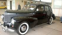 Opel Kapitän. 1948 - 1950. Der erste Nachkriegskapitän basierte auf dem bereits 1939 vorgestellten Kapitän. Es gab allerdings Veränderungen in der Beleuchtung und der Federung. Für den hubraumstärksten deutschen Personenwagen mußte man DM 9950,00 auf die Theke des Opelhändlers legen. Der 6-Zylinderreihenmotor leistet 55 PS aus 2473 cm³ Hubraum. Oldtimertreffen  Ehemaliger Grenzübergang Marienborn  am 24.06.2014.