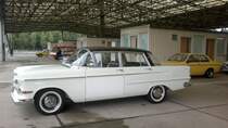 Opel Kapitän P-LV. 1959 - 1963. Die Fachpresse feierte dieses Modell bei seinem Erscheinen als den  Besten Kapitän, den es je gab . Der 6-Zylinderreihenmotor leistet 90 PS aus 2605 cm³ Hubraum. Der Kapitän schlug mit DM 9975,00, die luxuriösere Variante L kostete gar DM 10675,00. Insgesamt liefen von diesem Modell 145618 Einheiten vom Band. Oldtimertreffen  Ehemaliger Grenzübergang Marienborn  am 24.06.2014.