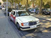 Das letzte W124 Taxi in Kaiserslautern war ein 250D und wurde leider im Oktober 2013 ausgemustert, da er am TÜV gescheitert ist. 1 080 000 km hat er in 22 Jahren zurückgelegt, davon 750 000 km mit dem ersten Motor. Aufgenommen am 4. September 2013.