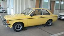 Opel Kadett C Limousine 2-türig. 1973 - 1979. Hier wurde ein Modell abgelichtet, das nach den Werksferien 1977 produziert wurde. Dies ist an den, in den Frontscheinwerfern integrierten Blinkleuchten zu erkennen. Der Kadett C war in etlichen Karosserievarianten und Motorisierungen lieferbar. Oldtimertreffen  Ehemaliger Grenzübergang Marienborn  am 24.06.2014.