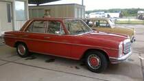 Mercedes Benz W114. 1968 - 1976. Der /8 war der erst Millionenseller im Mercedes Benz Programm. Er war in etlichen Motorisierungsvarianten lieferbar. Hier wurde ein Fahrzeug abgelichtet, das vor den Werksferien 1973 produziert wurde. Oldtimertreffen  Ehemaliger Grenzübergang Marienborn  am 24.06.2014.