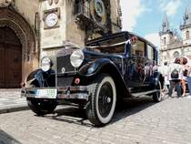 SKODA, wartet auf ein Hochzeitspaar vor dem Rathaus zu Prag; 140612