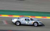 Mitzieher der Nr.29 Porsche 904,(Carrera GTS), gebaut von 1963 bis 1965, beim FHR Langstreckencup am 20.7.2014. Hier auf der Alten Startgeraden, Foto vom neuen Boxendach.