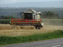 Claas Lexion 640 muss die Arbeit unterbrechen da es gerade anfängt zu Regnen am 24.07.14 in Maintal