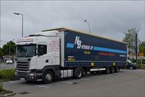 . Scania R 440 Sattelzug abgestellt auf einem Parkplatz eines Einkaufzentrums am 12.07.2014.