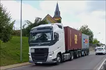 . Volvo FH Sattelzug mit zwei TEU Container, aufgenommen am 15.07.2014, die beiden mittleren Achsen haben keinen Bodenkontakt.