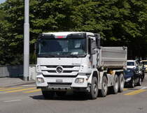 Mercedes Actros Kipper unterwegs in der Stadt Zürich am 19.07.2014