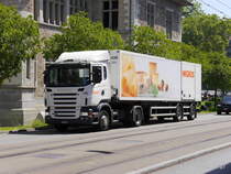 Scania R 380 Sattelschlepper unterwegs in der Stadt Zürich am 19.07.2014