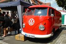 VW T1 eines Händlers steht hinter dem Verkaufsstand bei den Fladungen Classics 2014