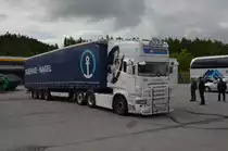 Scania  R 500 Sattelzug,  von Kühne und Nagel, auf einer Raststätte bei Fauske / Norwegen.  Am 25.06.2014  gesehen.