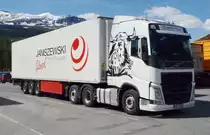 VOLVO  500 FH Sattelzug  auf dem Rastplatz  Nordland- Nasjonalpark -Senter. Gesehen am 28.06.2014.