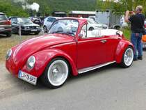 ein weit angereister VW Käfer steht bei den Fladungen Classics 2014. Im Hintergrund startet der Dampfzug zur nächsten Fahrt.