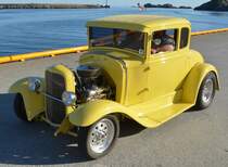 Ford  Tin Lizzie  Ford Modell A (1928–1931),Gelber US Oldtimer PKW, gesehen auf den Lofoten in Svolvear am Hafen am 02.07.2014.