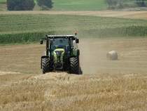 Claas Arion 550 arbeitet bei schöner Sonne am 28.07.14 bei Maintal