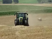 Claas Arion 550 arbeitet bei schöner Sonne am 28.07.14 bei Maintal