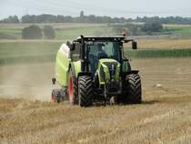 Claas Arion 550 mit einer Claas Variant 380 Rundballenpresse am 28.07.14 bei Maintal 