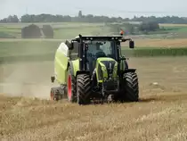 Claas Arion 550 mit einer Claas Variant 380 Rundballenpresse am 28.07.14 bei Maintal 