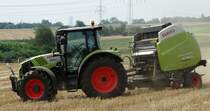 Claas Arion 550 mit einer Claas Variant 380 Rundballenpresse bei der Arbeit am 28.07.14 bei Maintal