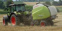 Claas Arion 550 mit einer Claas Variant 380 beim Rundballen Pressen am 28.07.14 bei Maintal