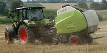 Claas Arion 550 mit einer Claas Variant 380 beim Rundballen Pressen am 28.07.14 bei Maintal