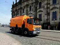 ATEGO-1324 mit Kehrmaschinenaufbau CityFant6000 am Theaterplatz in Dresden; 140610