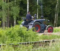 Eigentlich ein Zufallstreffer. Beim Warten am Bahnübergang in Kornbach im Vogtland knatterte plötzlich ein Lanz Bulldog an uns vorbei! 23.05.2014