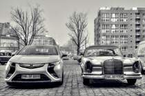 Während eines Urlaubs in Hamburg sind mir diese beiden Vertreter zweier absolut unterschiedlicher Automobilkonzepte vor die Linse gekommen. Rechts der klassische Mercedes und links das Hybridauto Opel Ampera. Die Kennzeichen wurden aus Datenschutzgründen modifiziert. Die Aufnahme selbst wurde mit Hilfe von Photomatix und LR5 bearbeitet.

During a trip to Hamburg I spotted two generations of automobile: a classical Mercedes (I think its type W111 ?) on the right and the hybrid electric Opel Ampera on the left side. The licence plates are modified due to privacy protection. Pseudo-HDRI created with multiple exposures of one RAW file in Photomatix and processing by use of LR5 and Photoscape. I´m sorry about the busy background and reflections.

Aufnahmedatum/date taken: 03.03.2014