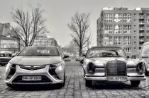 Während eines Urlaubs in Hamburg sind mir diese beiden Vertreter zweier absolut unterschiedlicher Automobilkonzepte vor die Linse gekommen. Rechts der klassische Mercedes und links das Hybridauto Opel Ampera. Die Kennzeichen wurden aus Datenschutzgründen modifiziert. Die Aufnahme selbst wurde mit Hilfe von Photomatix und LR5 bearbeitet.

During a trip to Hamburg I spotted two generations of automobile: a classical Mercedes (I think its type W111 ?) on the right and the hybrid electric Opel Ampera on the left side. The licence plates are modified due to privacy protection. Pseudo-HDRI created with multiple exposures of one RAW file in Photomatix and processing by use of LR5 and Photoscape. I´m sorry about the busy background and reflections.

Aufnahmedatum/date taken: 03.03.2014