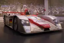 Audi R8 Le Mans Prototyp

Baujahr 2002, 8 Zylinder, 3600 ccm, 350 km/h, 610 PS 

Cité de l'Automobile, Mulhouse, 3.10.12 