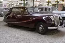 Daimler Limousine DF 302

Baujahr 1954, 6 Zylinder, 2952 ccm, 140 km/h, 90 PS 

Cité de l'Automobile, Mulhouse, 3.10.12 